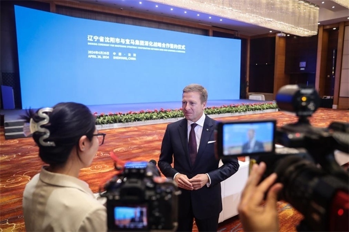 2024年4月26日，寶馬集團董事長齊普策在遼寧省沈陽市與寶馬集團深化戰(zhàn)略合作簽約儀式現(xiàn)場接受采訪。新華社記者潘昱龍攝