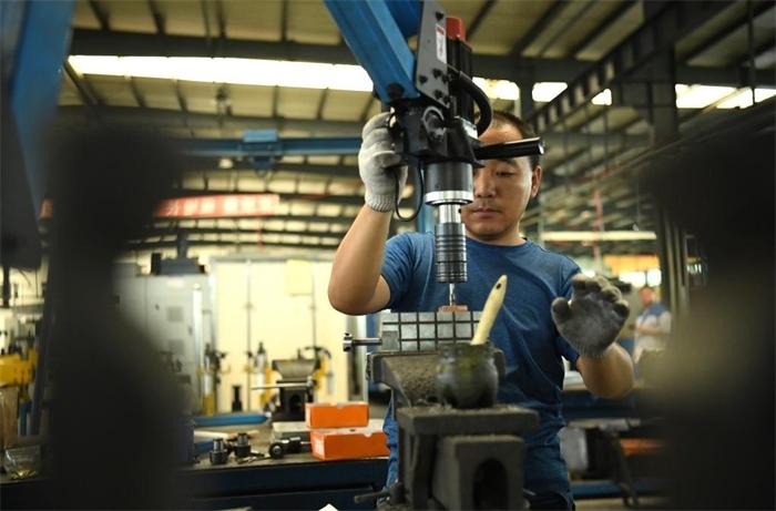 2024年7月30日，在長春吉林通用機械（集團）有限責任公司模具裝配生產線，鉗工在進行攻絲操作。近年來，吉林通用機械（集團）有限責任公司通過數(shù)字化改造、智能化升級提高生產效率，提升產業(yè)競爭力，已成為全球鋁加工汽車輕量化零部件知名供應商，為奧迪、大眾、寶馬、奔馳、保時捷等多家品牌主機廠供應零件。新華社記者柳文惠攝