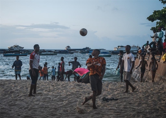 2023年12月31日，人們在坦桑尼亞桑給巴爾島海濱踢球。新華社記者王冠森攝