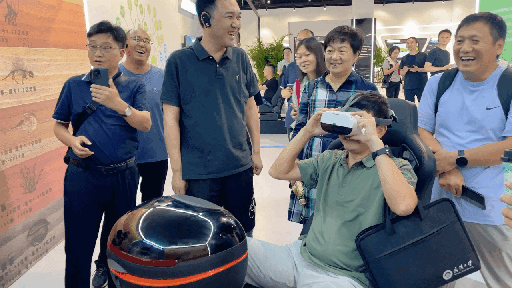 研學(xué)團(tuán)成員正在用VR眼鏡體驗。人民網(wǎng) 王戰(zhàn)雄攝