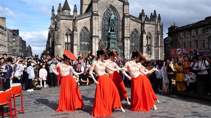 《長(zhǎng)城魂》的演員在愛(ài)丁堡皇家一英里街頭演出。主辦方供圖