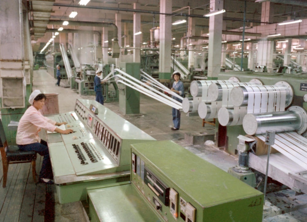 1981年，東北遼陽石油化學(xué)纖維廠抽絲車間一角。新華社發(fā)