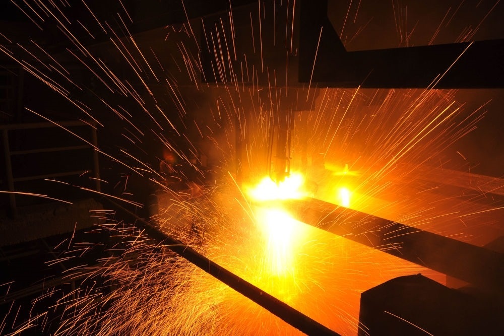 2015年3月10日，東北特鋼集團(tuán)大連基地生產(chǎn)的合金鋼連鑄坯進(jìn)行定尺切割。新華社發(fā)