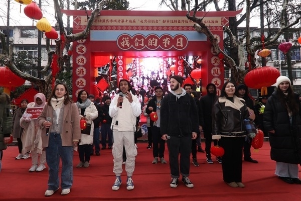 “熊貓叨叨”團隊參加上海四平社區(qū)“元宵行街會”。