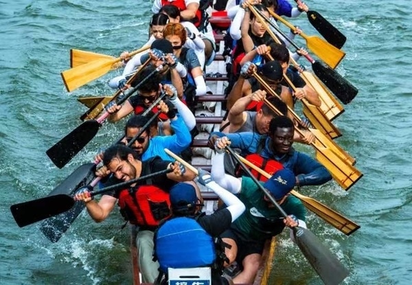 “熊貓叨叨”團隊參加龍舟比賽。