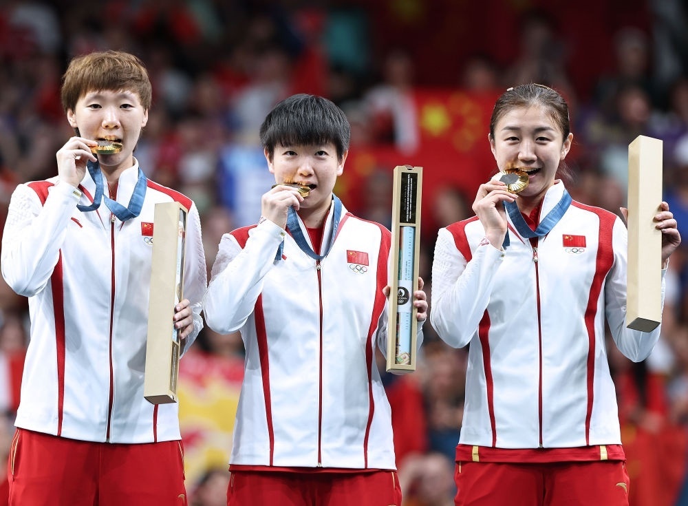 冠軍中國(guó)隊(duì)選手王曼昱、孫穎莎、陳夢(mèng)（從左至右）在巴黎奧運(yùn)會(huì)乒乓球女子團(tuán)體頒獎(jiǎng)儀式上（2024年8月10日攝）。新華社記者 王東震 攝