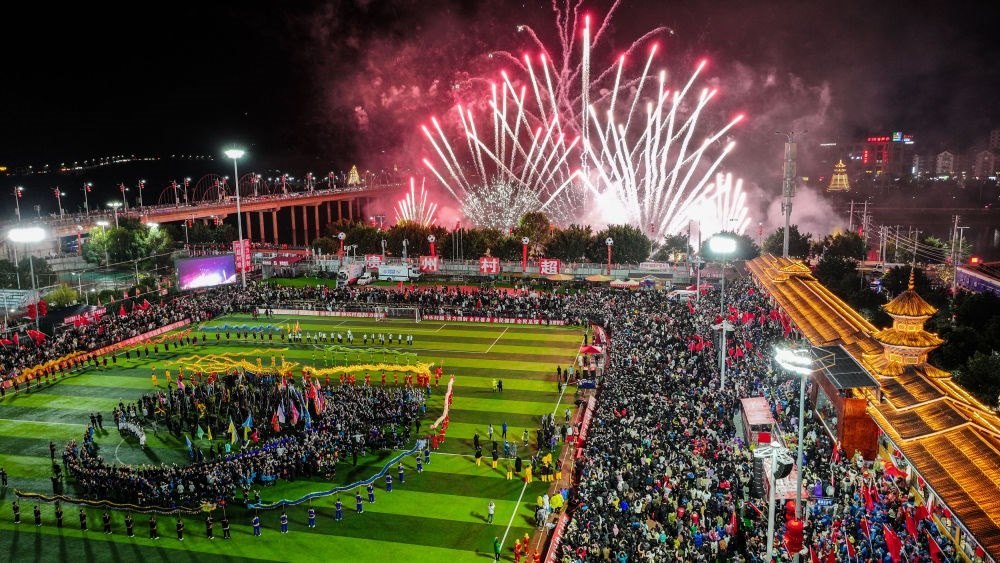 2024全國(guó)“村晚”示范展示活動(dòng)暨貴州“村超村晚”舉行音樂(lè)煙花秀表演（無(wú)人機(jī)照片，2024年2月3日攝）。新華社記者 劉續(xù) 攝