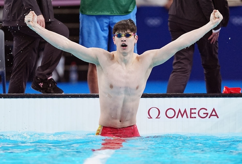 中國(guó)選手潘展樂(lè)在巴黎奧運(yùn)會(huì)游泳男子100米自由泳決賽后慶祝奪冠及打破世界紀(jì)錄（2024年7月31日攝）。新華社記者 杜宇 攝