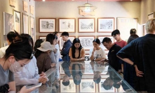 同學(xué)們觀摩文旅設(shè)計(jì)。校方供圖