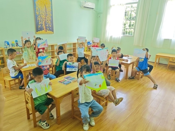 孩子們?cè)诠嫱泄馨嗌袭?huà)畫(huà)課。莫菲菲攝