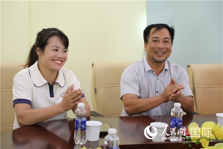 越南沙巴市黃連寄宿制民族小學老師阮氏秋姮、阮文享。人民網(wǎng)記者簡承淵攝