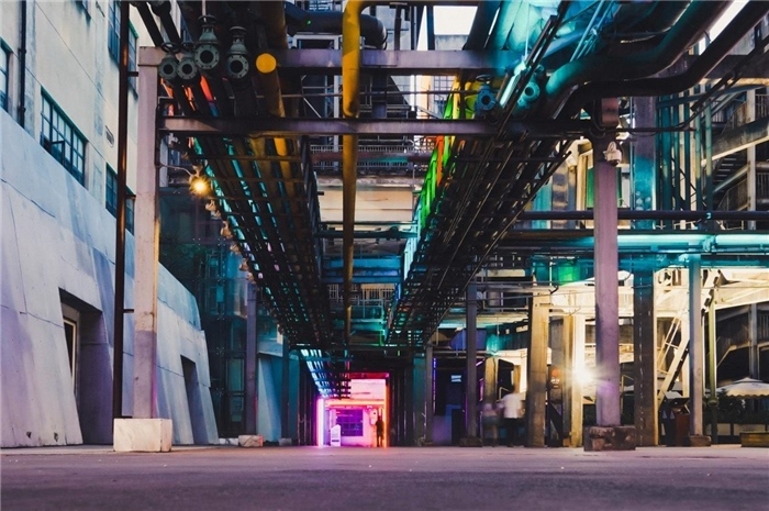 東郊記憶園區(qū)工業(yè)橫街完整地保留了園區(qū)的工業(yè)元素，如工業(yè)煙囪、動力管廊架和水塔等，形成了園區(qū)獨特的工業(yè)風(fēng)景線。資料圖片