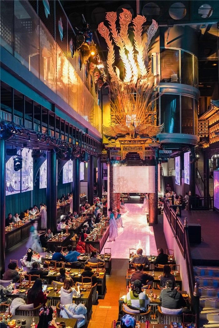 東郊記憶園區(qū)內(nèi)以蜀地文化為創(chuàng)作背景，溯源中國傳統(tǒng)宴飲儀禮打造的全景沉浸式漢文化主題餐秀。成都傳媒集團供圖