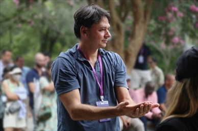 意大利逆流外交網(wǎng)站總編輯亞歷山大·比安奇學(xué)習(xí)青城太極。（李佩藺 攝）