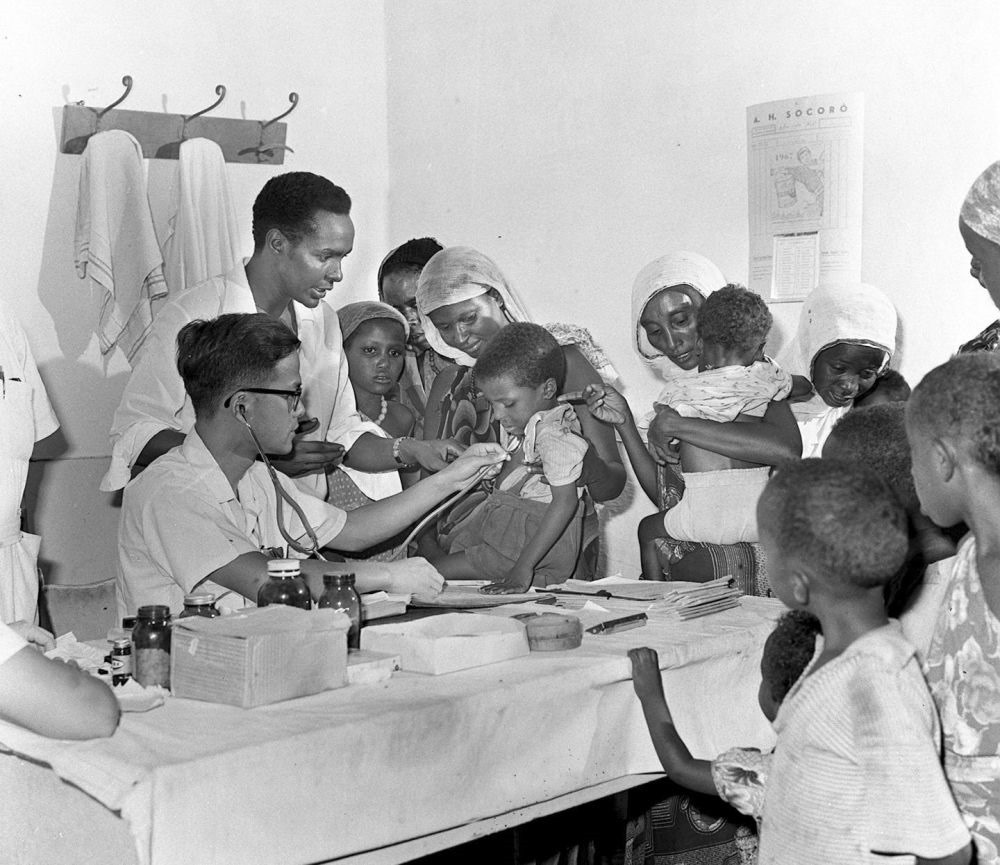 1968年4月，中國醫(yī)療隊醫(yī)生在索馬里阿弗戈依鎮(zhèn)巡回醫(yī)療時為當?shù)貎和尾　? width=