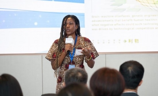 8月29日，在第二屆清華國際青年對話論壇活動上，來自烏干達(dá)的媒體人詹尼弗·阿西姆韋分享中國之旅的感悟。新華社發(fā)（畢尚宏攝）