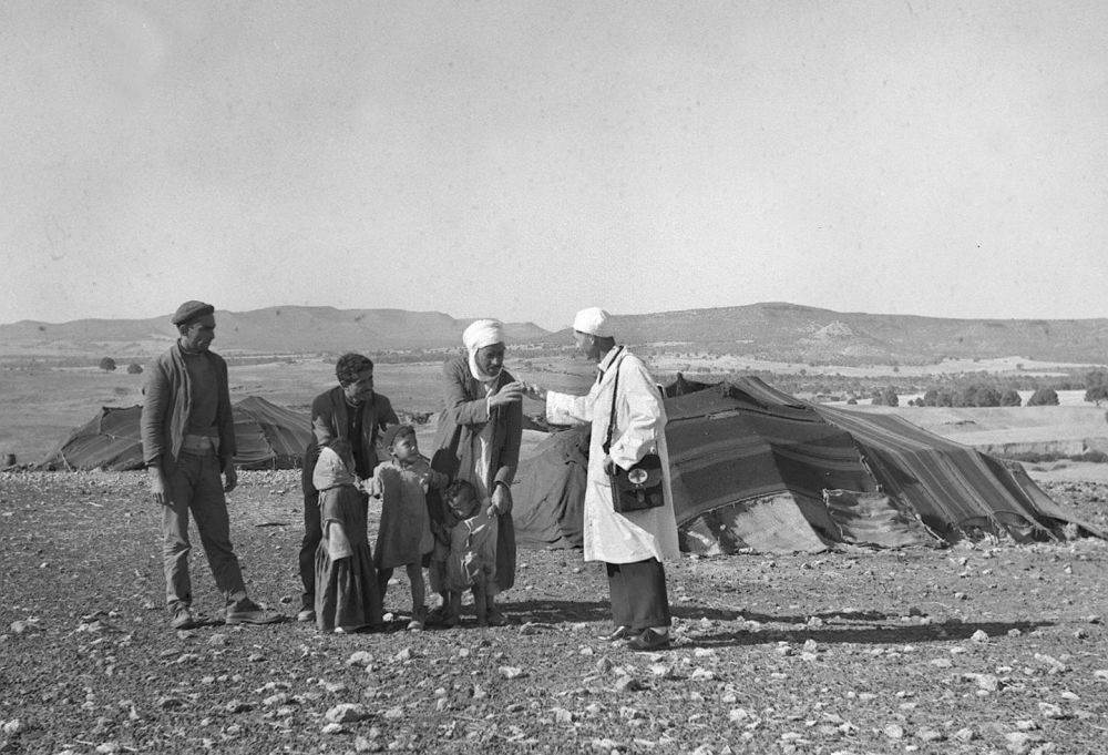 1965年，一名中國援阿爾及利亞醫(yī)療隊醫(yī)生（右一）在阿爾及利亞賽伊達省為牧民診治。