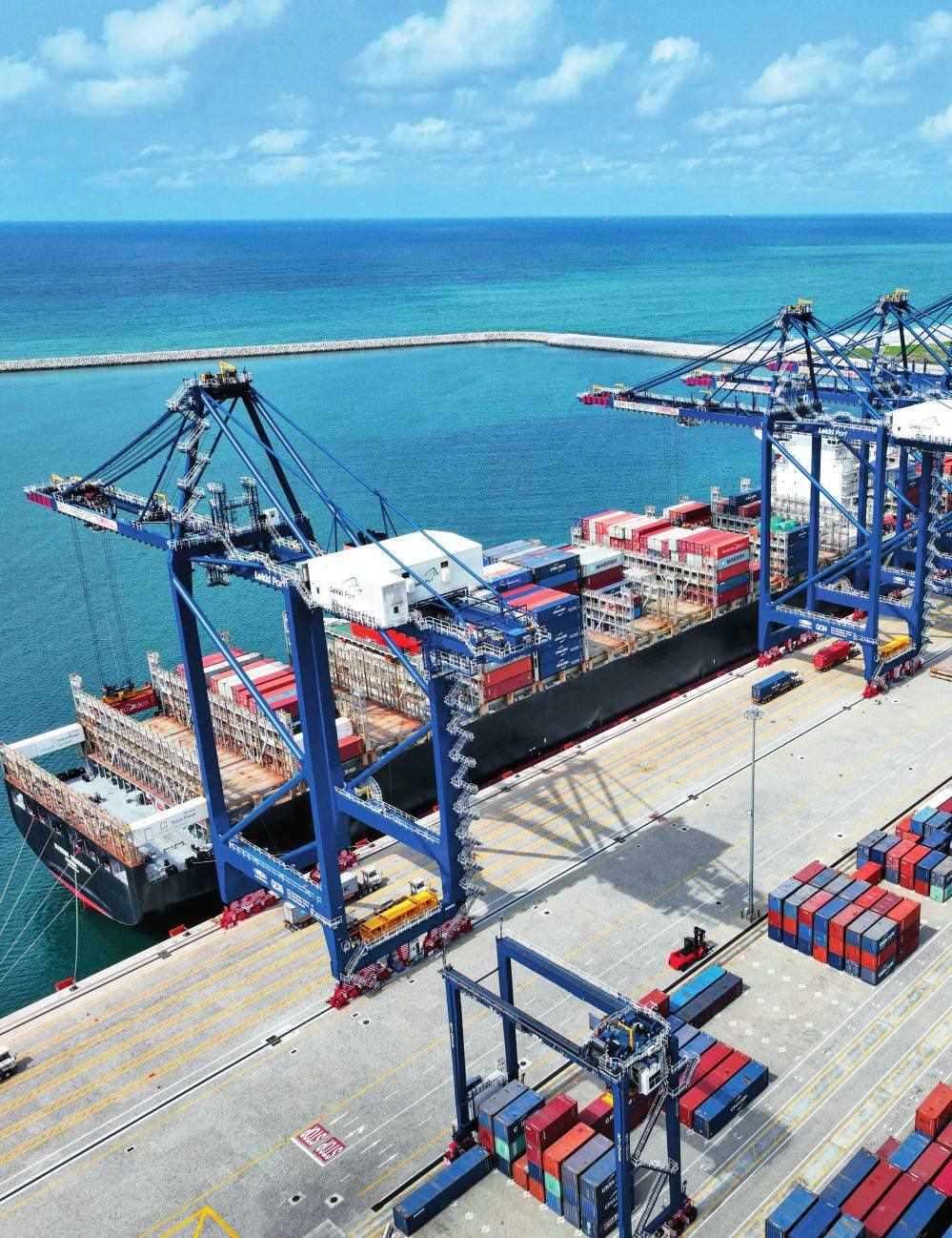由中國(guó)港灣工程有限責(zé)任公司承建的尼日利亞萊基深水港位于中尼合作建設(shè)的拉各斯萊基自貿(mào)區(qū)內(nèi)，是尼日利亞首個(gè)現(xiàn)代化深水港和最大港口。圖為一艘貨輪在尼日利亞拉各斯萊基深水港裝卸集裝箱（2024 年 3 月 11 日攝）萊基港公司供圖