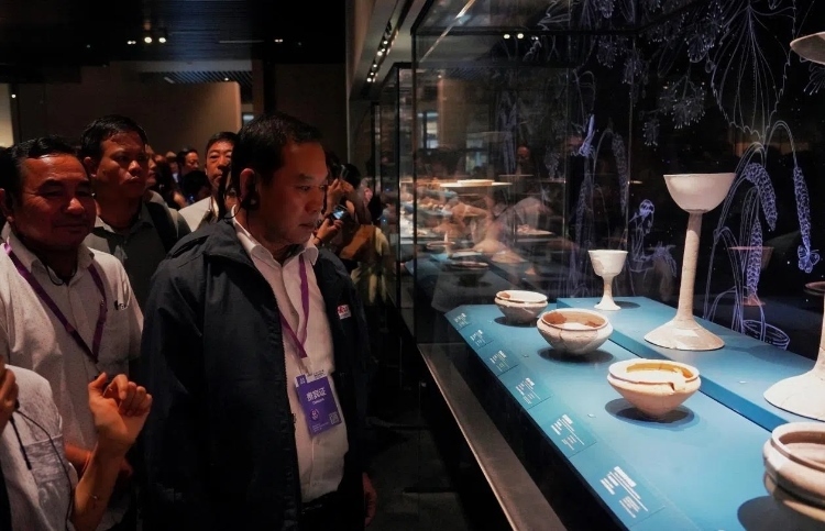 8月31日，亞洲媒體考察團(tuán)參訪三星堆博物館。左一為老撾博利坎賽省新聞文化旅游廳廳長(zhǎng)頌通·威本康。《人民日?qǐng)?bào)海外版》記者喬宇攝