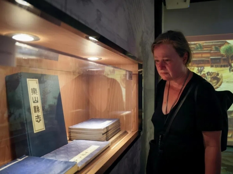 2024“一帶一路”媒體合作論壇聯(lián)合采訪調(diào)研行成員在蘇稽古鎮(zhèn)調(diào)研樂(lè)山歷史文化。本報(bào)記者 伊霄攝