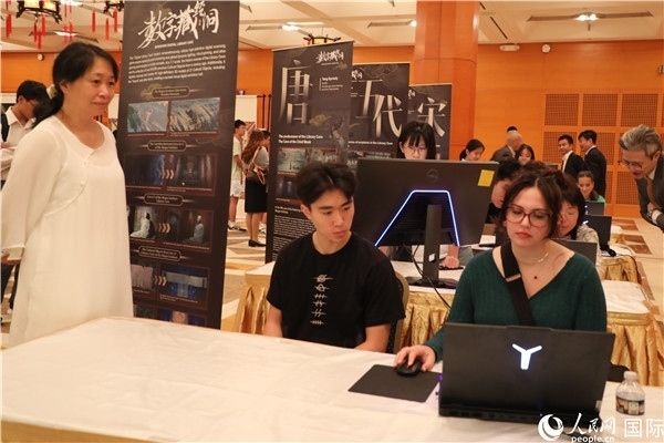 在活動現(xiàn)場，當?shù)孛癖婓w驗“數(shù)字藏經(jīng)洞”云游戲，沉浸式體驗敦煌文化。 人民網(wǎng)記者 李志偉攝