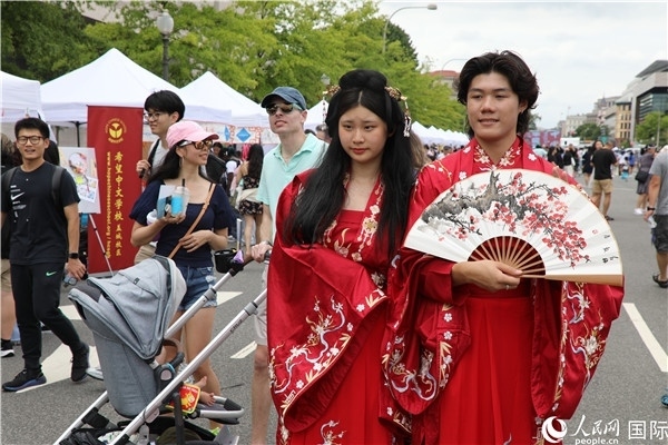 5、當?shù)厝A僑華人身穿漢服參加文化節(jié)。 人民網(wǎng)記者 李志偉攝