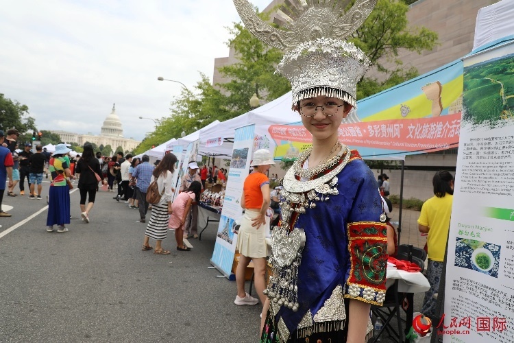 在第22屆美國(guó)華盛頓“中國(guó)文化節(jié)”上，一名當(dāng)?shù)孛癖娚泶┲袊?guó)少數(shù)民族服飾。人民網(wǎng)記者 李志偉攝