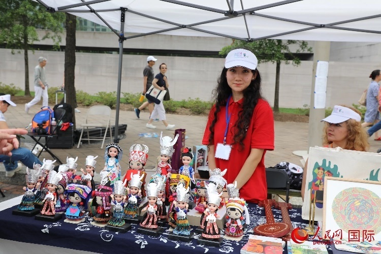 在今年活動(dòng)上，貴州代表團(tuán)設(shè)立的貴州非遺文化、“村BA”文創(chuàng)、貴州茶文化等展區(qū)。人民網(wǎng)記者 李志偉攝