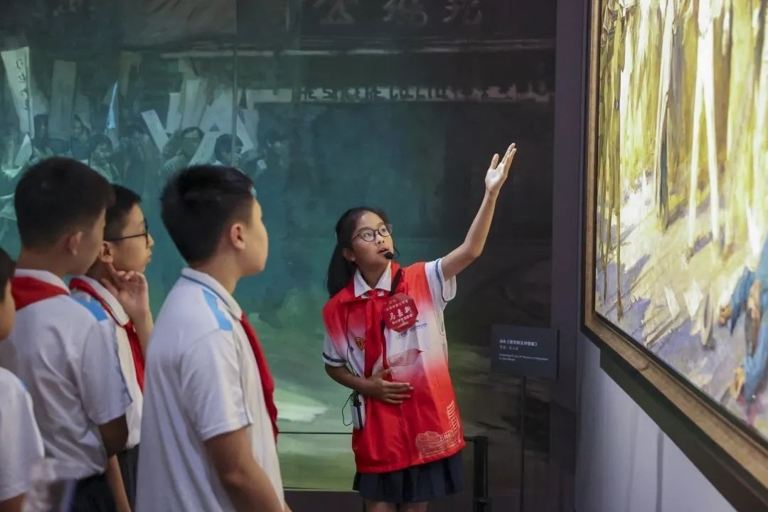 同學(xué)們觀賞不同革命場景及烈士形象的藝術(shù)作品。徐匯區(qū)總工會供圖