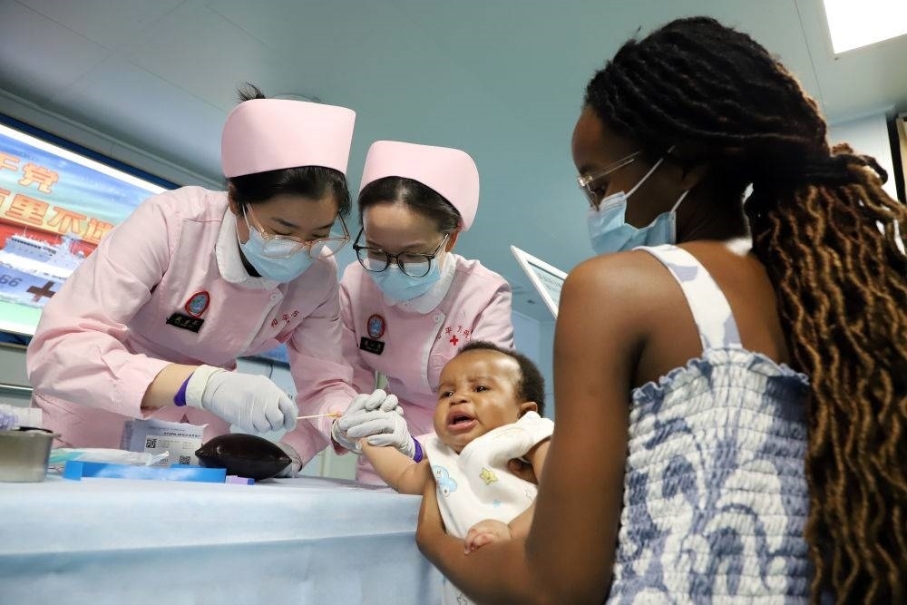 2024年8月12日，中國海軍“和平方舟”號醫(yī)院船在莫桑比克馬普托開展醫(yī)療服務(wù)。