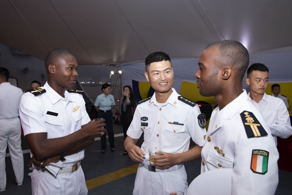 2023年6月25日，中國和科特迪瓦雙方官兵在南寧艦舉辦的甲板招待會上交流。中國海軍第43批護(hù)航編隊22日抵達(dá)科特迪瓦經(jīng)濟(jì)首都阿比讓，開始對科特迪瓦為期4天的友好訪問。