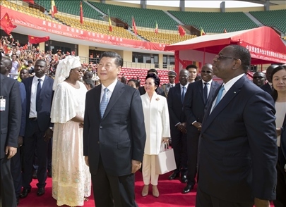 2018年7月22日，國家主席習(xí)近平在達(dá)喀爾同時(shí)任塞內(nèi)加爾總統(tǒng)薩勒共同出席塞內(nèi)加爾競技摔跤場項(xiàng)目移交儀式。新華社記者 王曄 攝