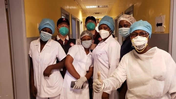 2020年5月26日，中國抗疫醫(yī)療專家組在剛果（布）首都布拉柴維爾指導(dǎo)新冠肺炎病房建設(shè)時，與當(dāng)?shù)匾痪€醫(yī)務(wù)人員合影。新華社發(fā)