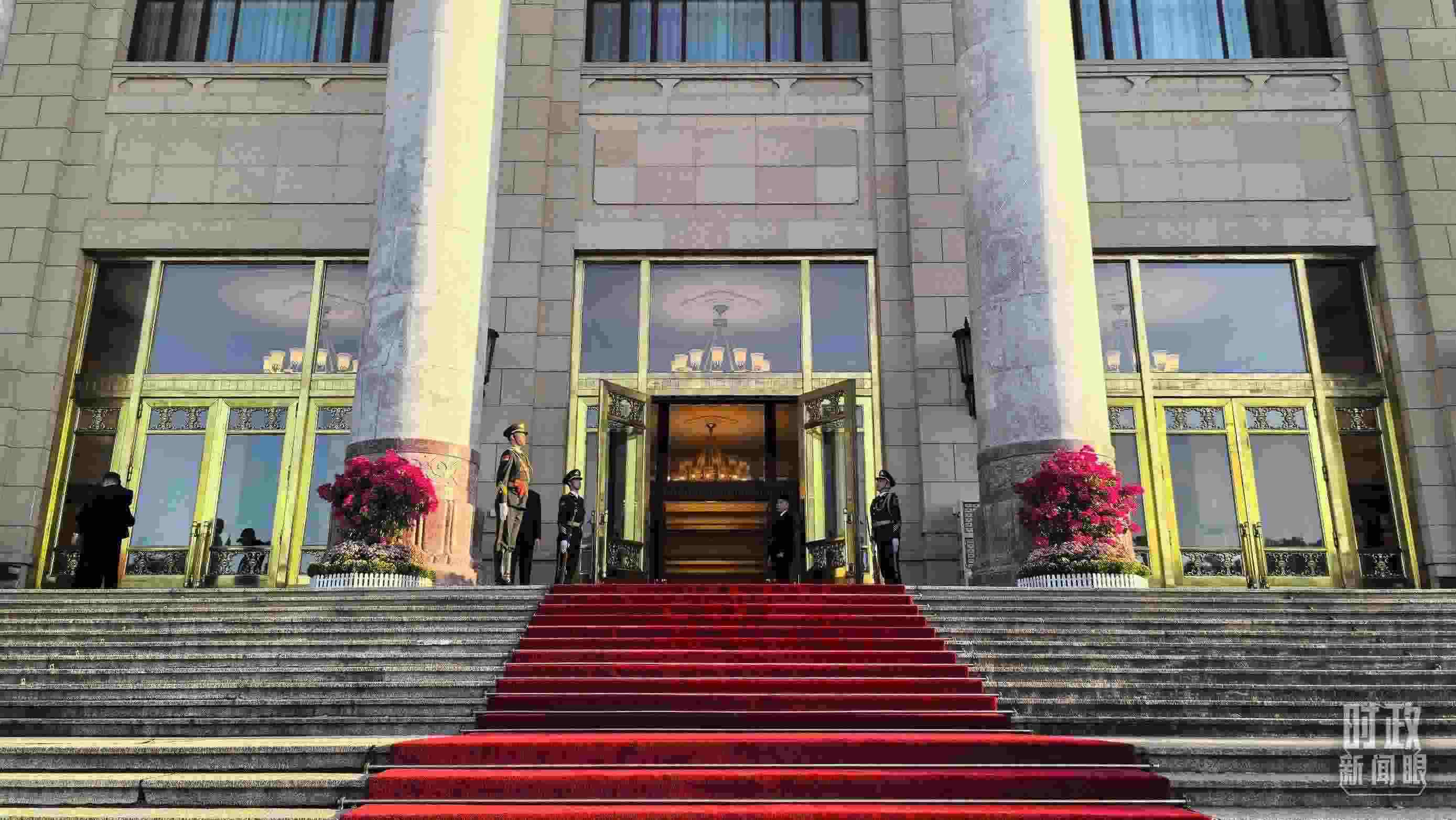 △人民大會堂外，禮兵列隊迎接貴賓。（總臺央視記者陸泓宇拍攝）