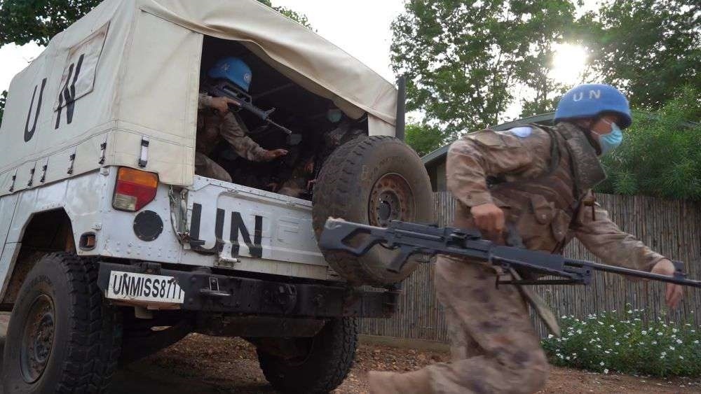 2022年7月27日，中國第八批赴南蘇丹（朱巴）維和步兵營百人防暴隊抵達(dá)預(yù)定區(qū)域，進(jìn)行綜合防衛(wèi)演練。針對南蘇丹社會安全問題及近期在剛果（金）東部地區(qū)發(fā)生的針對聯(lián)合國剛果（金）穩(wěn)定特派團(tuán)的抗議示威活動，中國第八批赴南蘇丹（朱巴）維和步兵營于日前組織UN HOUSE（聯(lián)合國之家）綜合防衛(wèi)演練，以應(yīng)對可能出現(xiàn)的難民涌入、營門遇襲、暴恐威脅等突發(fā)情況。