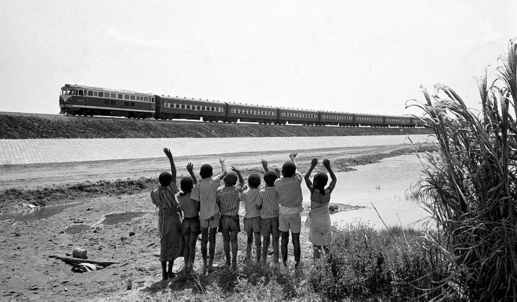 贊比亞魯西瓦西湖畔的少年兒童歡迎坦贊鐵路的列車通到他們的家鄉(xiāng)（1976年攝）。