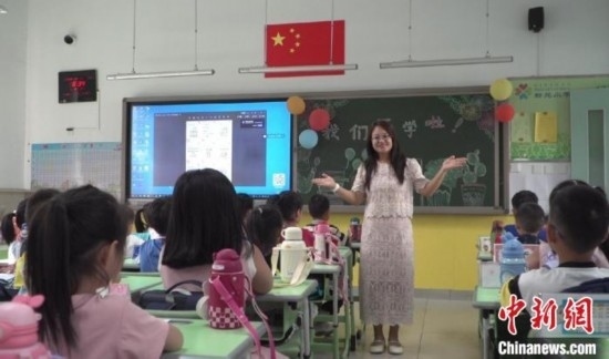 圖為衡水市新苑小學(xué)，老師正在給學(xué)生講開學(xué)第一課的內(nèi)容。王天祥 攝