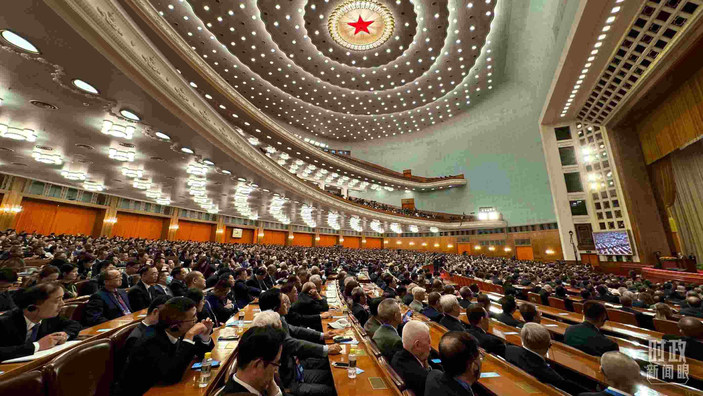  △中非合作論壇非方成員國國家元首、政府首腦、代表團(tuán)團(tuán)長及國際和地區(qū)組織負(fù)責(zé)人等中外各界人士3200余人出席開幕式。（總臺(tái)央視記者蔣碩拍攝）