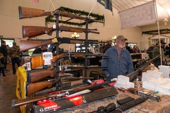 這是2022年1月22日在美國達(dá)拉斯槍展上拍攝的槍支。新華社發(fā)（李琳攝）