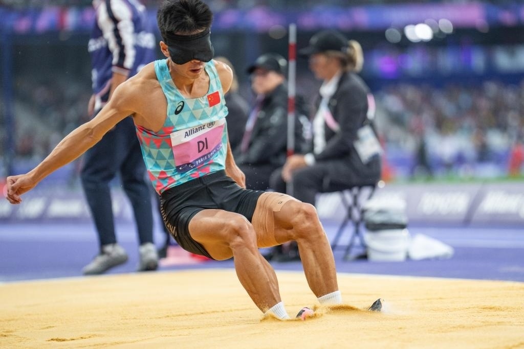 8月30日，邸東東在巴黎殘奧會田徑男子跳遠(yuǎn)T11級決賽中試跳。新華社記者 黃偉 攝