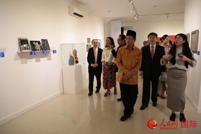 參加開幕式的嘉賓參觀展覽。人民網(wǎng)記者曹師韻攝