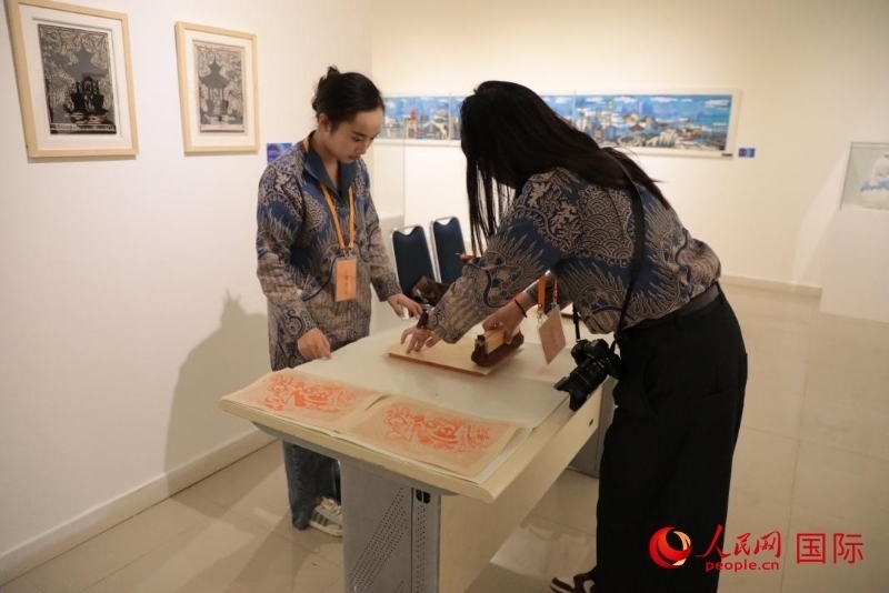 展覽現(xiàn)場的拓印技藝體驗(yàn)工坊。人民網(wǎng)記者曹師韻攝