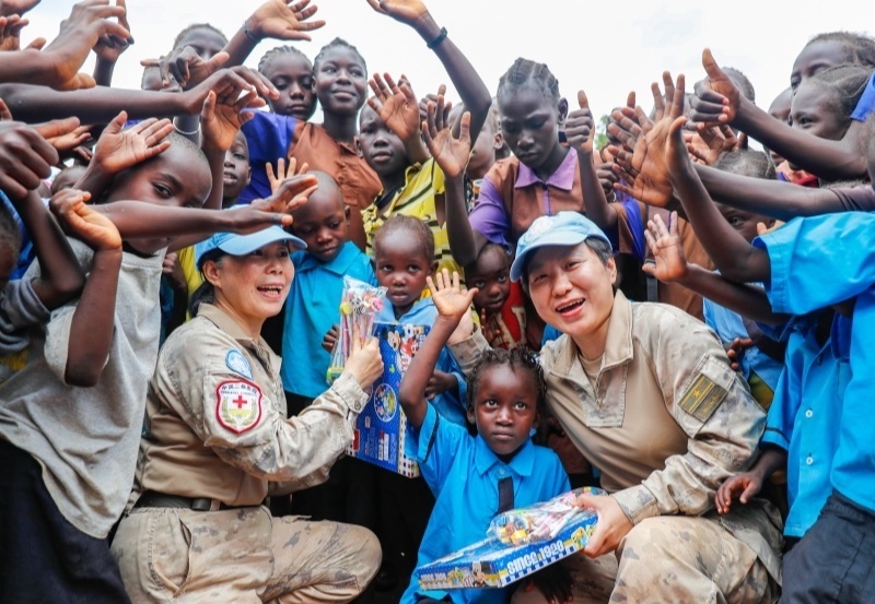 學(xué)生對(duì)中國(guó)官兵援助表達(dá)感謝。王皓宇攝