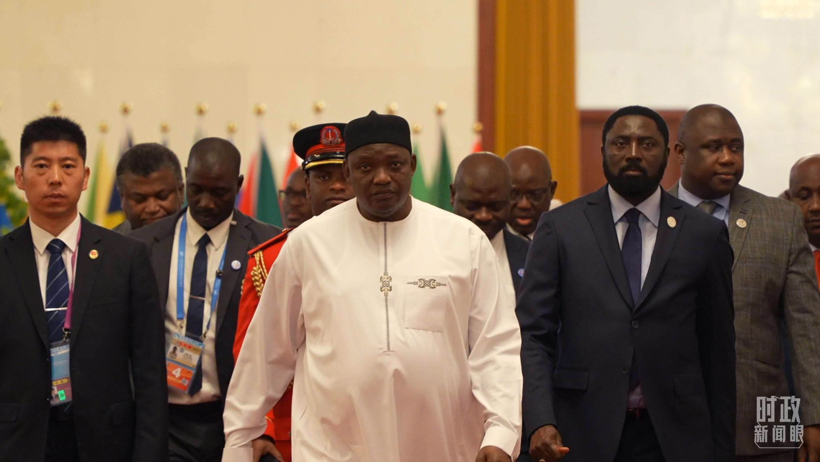 岡比亞總統(tǒng)巴羅走向會(huì)見(jiàn)廳。（總臺(tái)央視記者蔣碩拍攝）
