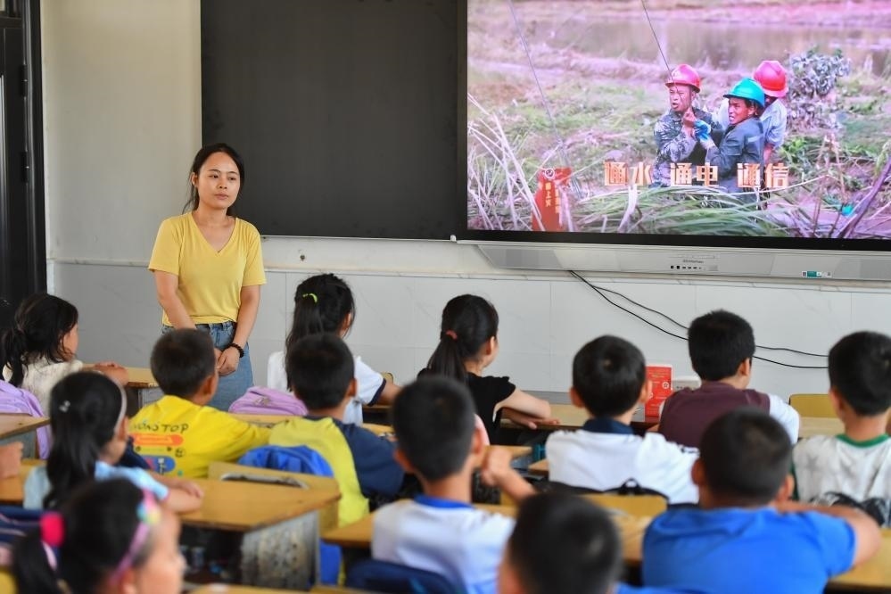 今年夏天，湖南華容縣等地遭受洪澇災(zāi)害。9月，華容縣一所學(xué)校，老師通過(guò)講述防災(zāi)救災(zāi)故事，引導(dǎo)孩子們知情、共情，汲取成長(zhǎng)的力量。