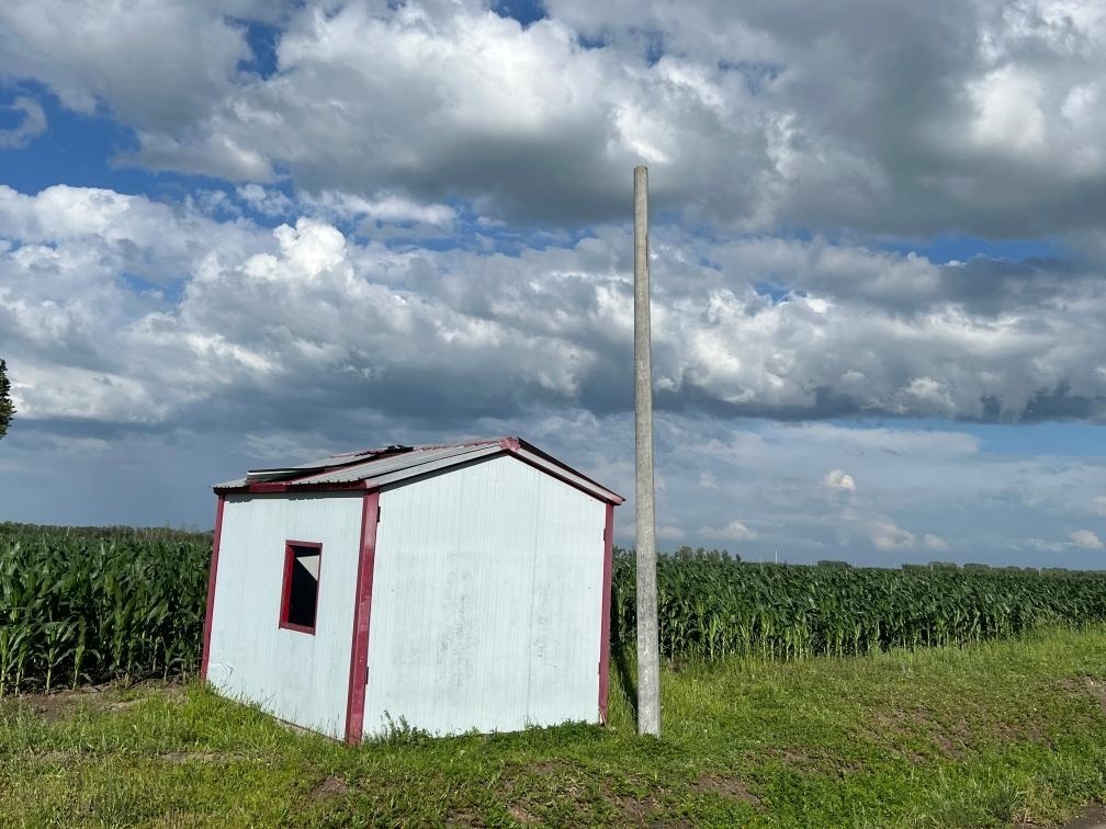 林甸縣一處保護(hù)水源井的鐵皮房出現(xiàn)破損，未見配套設(shè)備。新華社記者董寶森攝