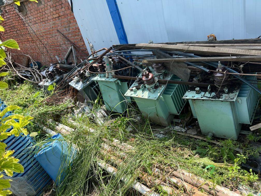 存放在農(nóng)戶家中的變壓器。新華社記者董寶森攝