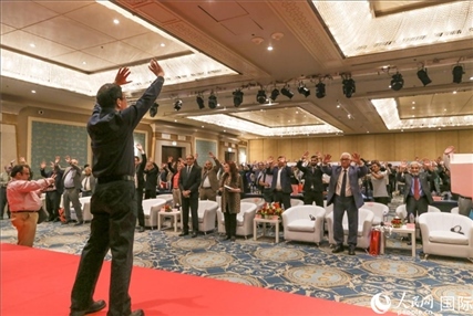 孫武權(quán)現(xiàn)場表演中醫(yī)傳統(tǒng)功法易筋經(jīng)。人民網(wǎng)記者黃培昭攝