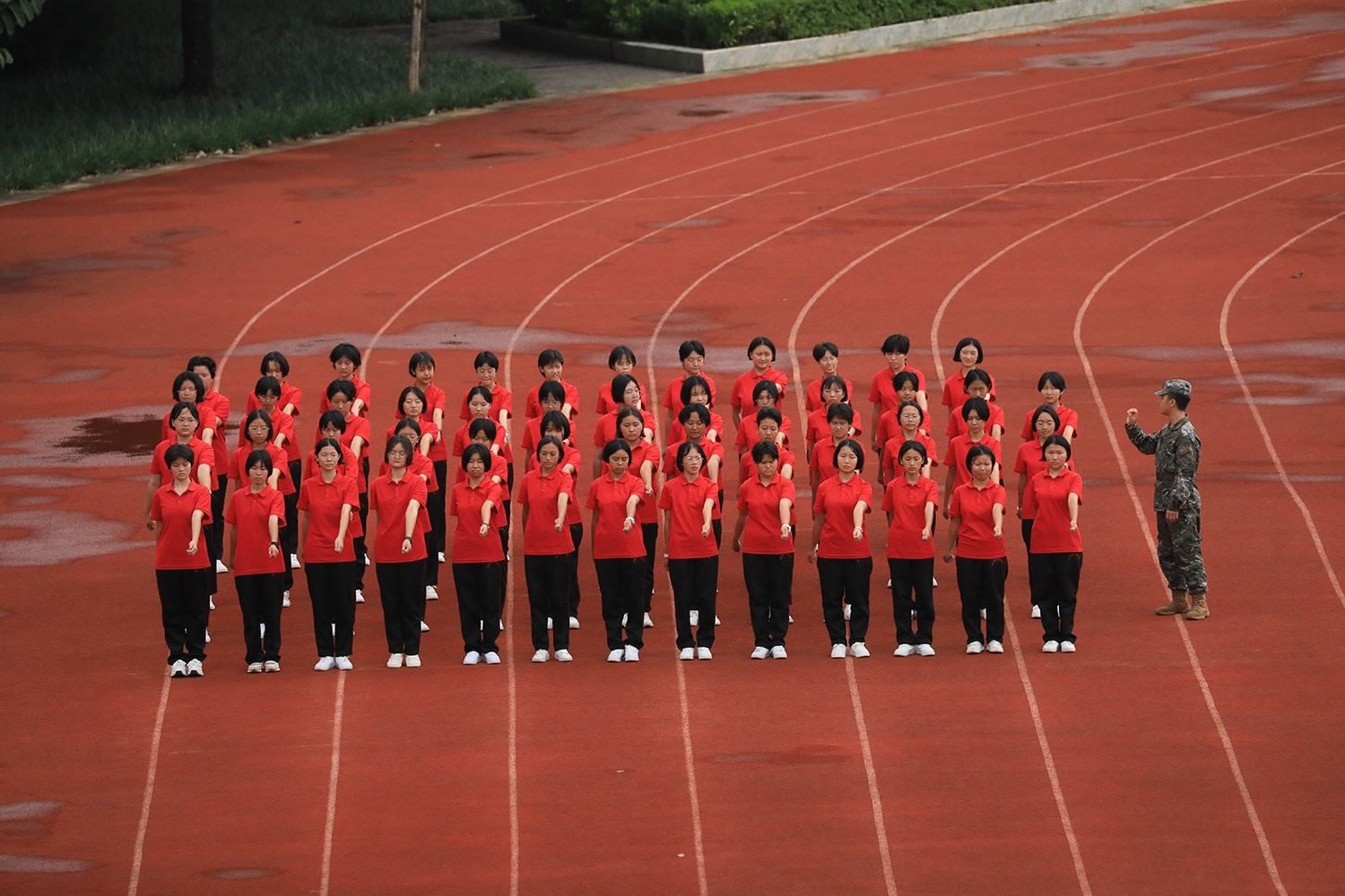 華坪女高2024級(jí)新生軍訓(xùn)。華坪縣融媒體中心供圖