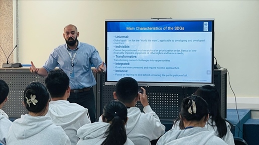 聯(lián)合國(guó)內(nèi)羅畢辦事處的工作人員為支隊(duì)成員講解可持續(xù)發(fā)展目標(biāo)。林源攝